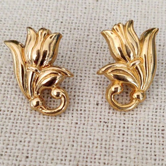 Gold tone flower earrings-post backs - Picture 2 of 8